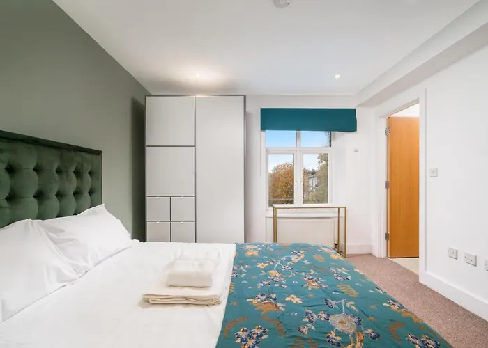 Stunning 3 Bedroom Flat, With Parking, Sleeps Six, Near Greenwich Park