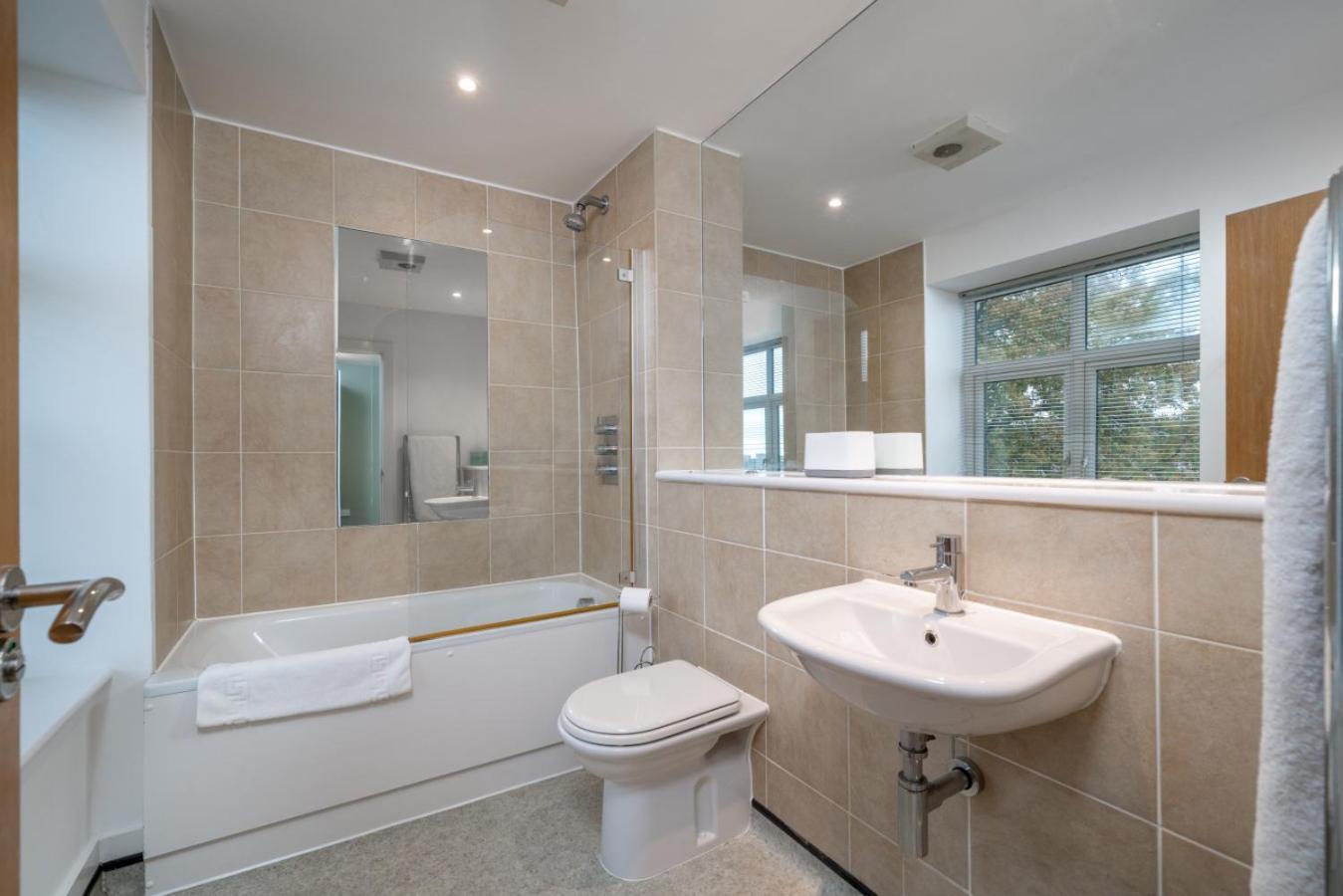 Stunning 3 Bedroom Flat, With Parking, Sleeps Six, Near Greenwich Park London