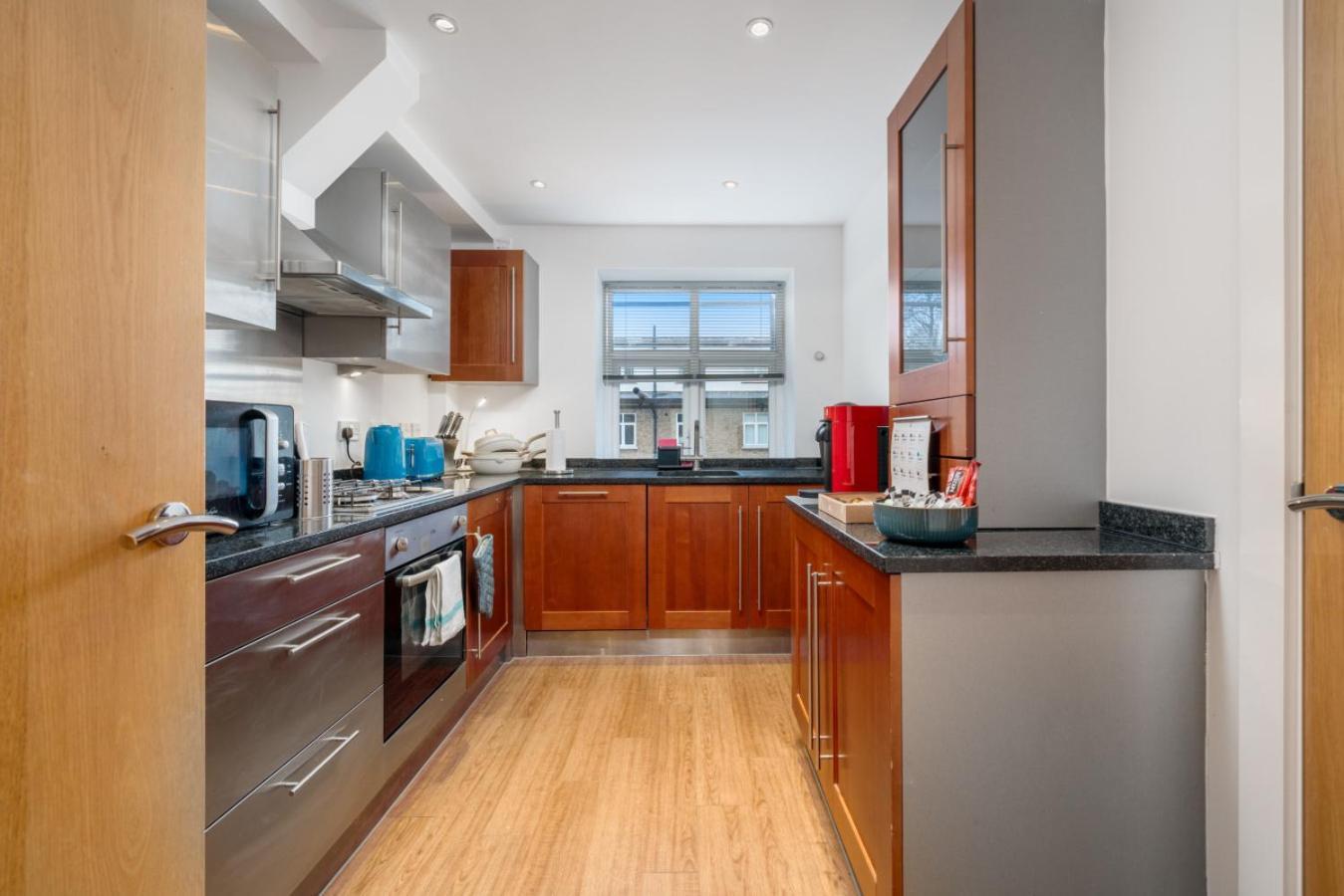 Stunning 3 Bedroom Flat, With Parking, Sleeps Six, Near Greenwich Park London