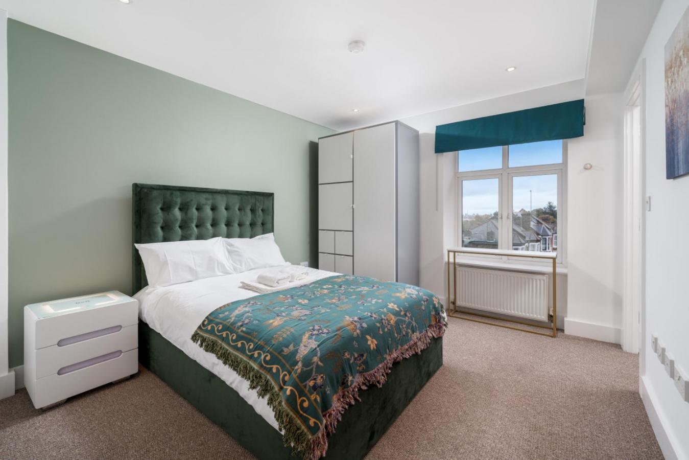 Stunning 3 Bedroom Flat, With Parking, Sleeps Six, Near Greenwich Park London