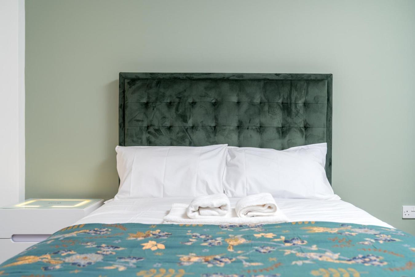 Apartment Stunning 3 Bedroom Flat, With Parking, Sleeps Six, Near Greenwich Park