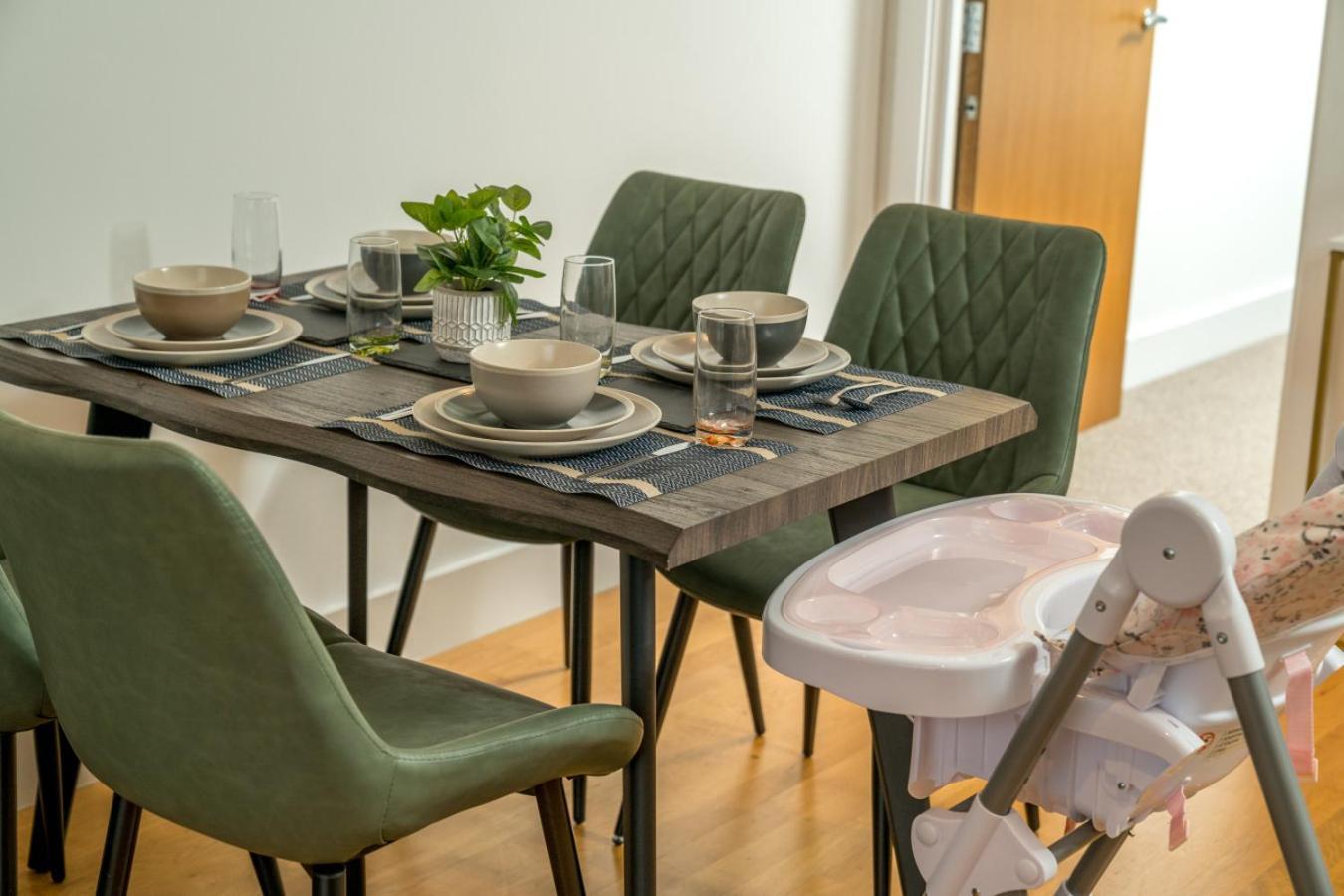 Apartment Stunning 3 Bedroom Flat, With Parking, Sleeps Six, Near Greenwich Park